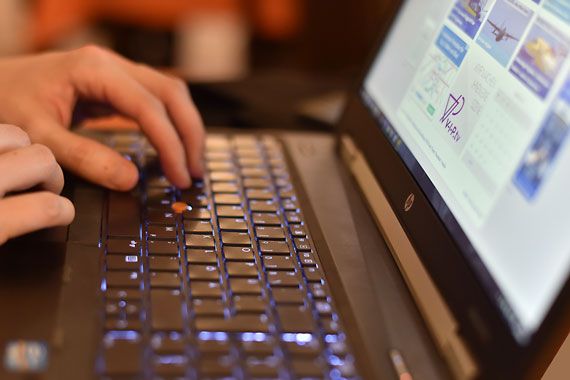 Laptop Beitrag Meldung Tastatur Hände Computer - Foto Huber Austrian Wings Media Crew