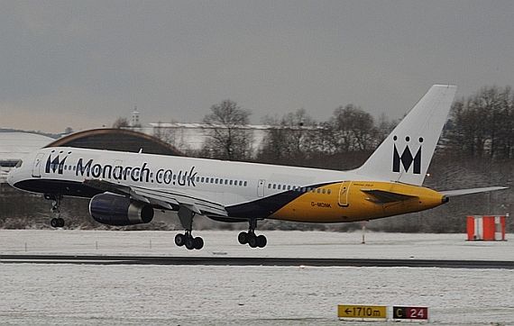 Boeing 757-200 von Monarch bei der Landung in Friedrichshafen - Foto: Flughafen Friedrichshafen