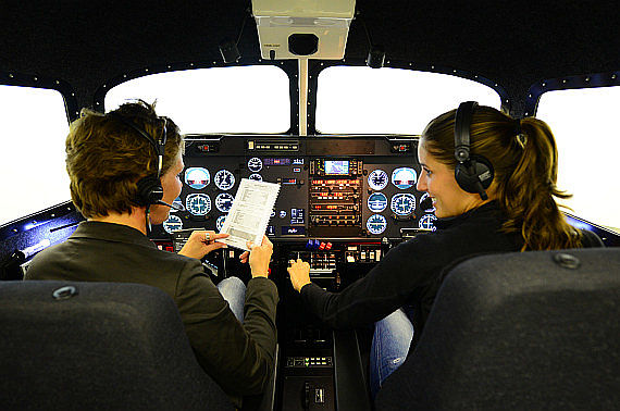 Flugsimulator SFA Sky Flight Academy Piper Seneca Isabella Herl und Valerie_5 Foto PA Austrian Wings Media Crew