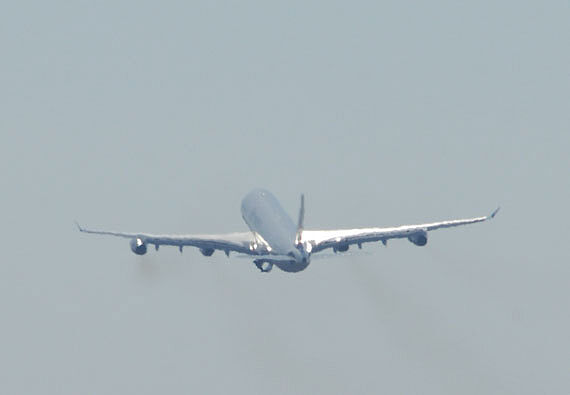 "Moderne Verkehrsflugzeuge sind leise und umweltfreundlich wie nie zuvor - ich verstehe nicht, dass sich Leute, die selbst damit auf Urlaub fliegen, darüber auch noch aufregen", meint unser Leser A.V. aus Liesing in seinem Kommentar - Foto: ZVG