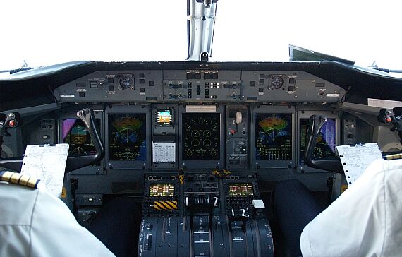 Piloten-Cockpit-Bombardier-Q400_1-Symbolbild-Sujetbild-Foto-PA-Austrian-Wings-Media-Crew