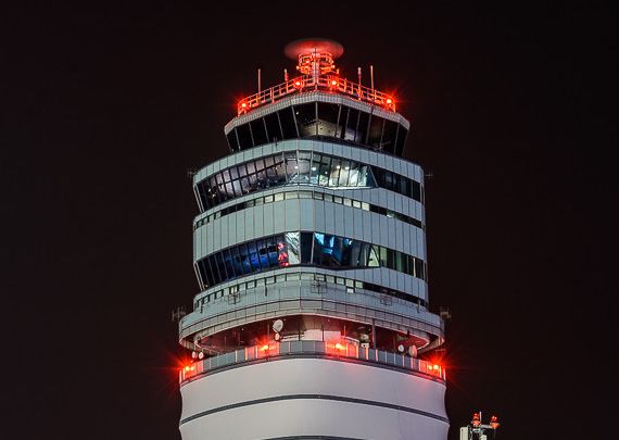 Tower Kontrollturm Fluglotsen Flughafen Wien Symbolbild Sujetbild Nachtaufnahme Foto Markus Dobrozemsky