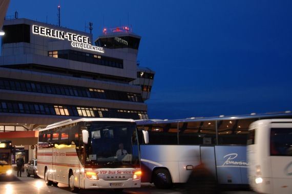 Nachtaufnahme Flughafen Berlin Tegel Foto Huber Austrian Wings Media Crew