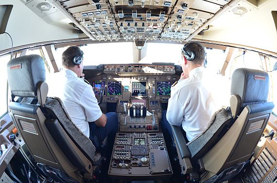 Cockpit Piloten bei der Arbeit Boeing 747-8 Lufthansa Symbolbild Sujetbild Foto PA Austrian Wings Media Crew