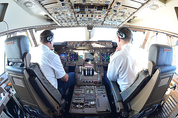 Cockpit Piloten bei der Arbeit Boeing 747-8 Lufthansa Symbolbild Sujetbild Foto PA Austrian Wings Media Crew