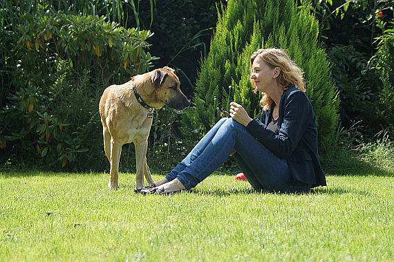 Flugbegleiterin Olivia Sievers mit Hund Rubio - Foto: Olivia Sievers via Facebook (siehe unten)
