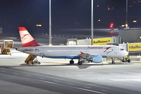 AUA Austrian Airlines Airbus A320 OE-LBV Nachtaufnahme Foto Huber Austrian Wings Media Crew