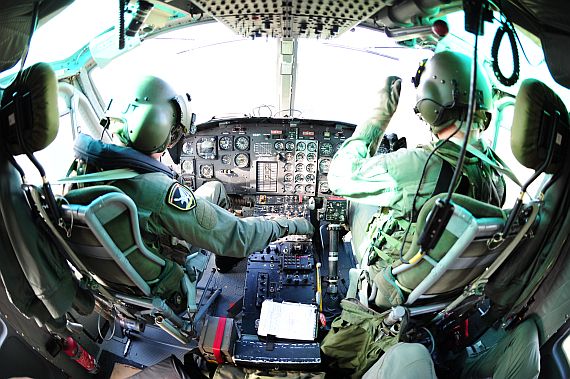Cockpit Bundesheer Agusta Bell 212 Piloten bei der Arbeit_1 Fisheye Foto PA Austrian Wings Media Crew