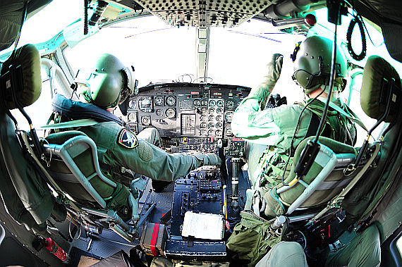 Cockpit Bundesheer Agusta Bell 212 Piloten bei der Arbeit_1 Fisheye Foto PA Austrian Wings Media Crew