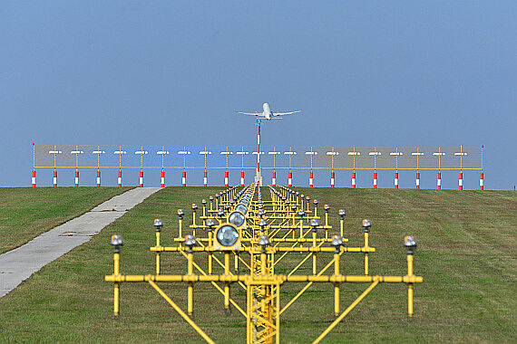 AUA Austrian Airlines Boeoing 767-300ER Verkehrsflugzeug Start Landebahn 34 Pistenbefeuerung ILS-Antenne Symbolbild Sujetbild Foto PA Austrian Wings Media Crew