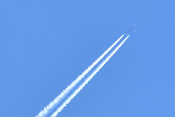 Verkehrsflugzeug Kondensstreifen Flugverkehr Luftverkehr CO2 Symbolbild Sujetbild Foto PA Austrian Wings Media Crew