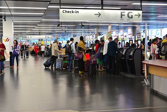 Flughafen Wien Check-In 3 Skylink Passagiere Foto PA Austrian Wings Media Crew