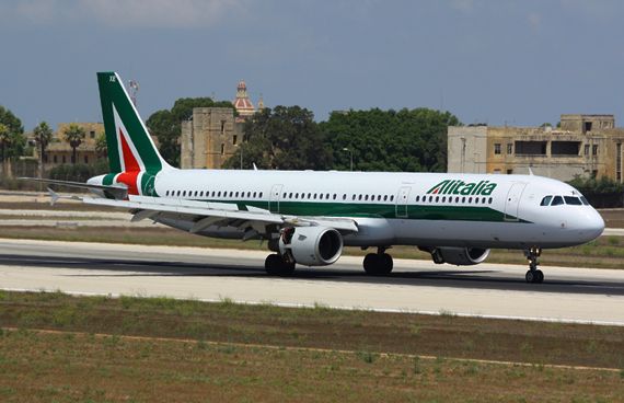 Airbus A32100000000000000000000000 der Alitalia kurz nach der Landung in Malta – Foto: Christian Zeilinger/ Austrian Wings