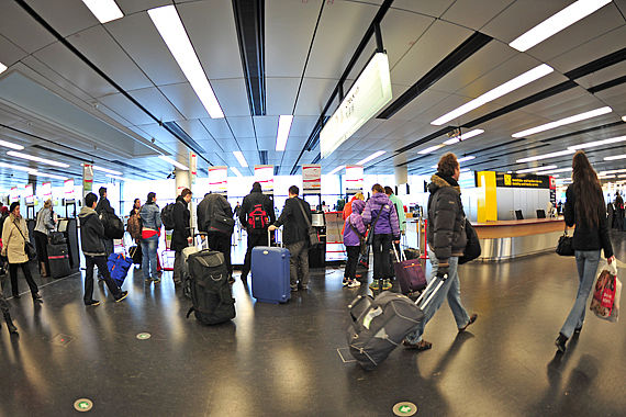Austrian Airlines Passagiere an den Check In Automaten im Check-In 3 (Skylink)