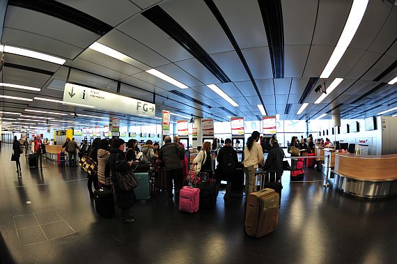 Passagiere Gruppe von Passagieren an Austrian Airlines Check In Automaten im Check-In 3 (Skylink)