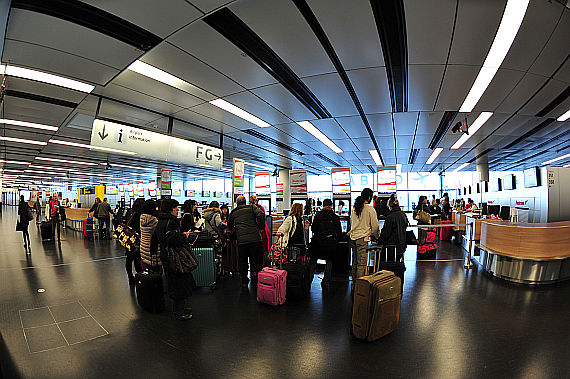 Passagiere Gruppe von Passagieren an Austrian Airlines Check In Automaten im Check-In 3 (Skylink)