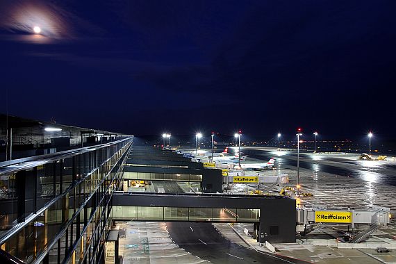 Besucherterrasse Flughafen Wien Besucherdeck Skylink Chec-In 3 AUA Austrian Airlines Nachtaufnahme Thomas Ranner