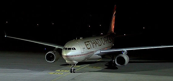 ETihad Cargo Airbus A330F in Linz 29052015 Foto Screenshot YouTube Patrick Holzinger