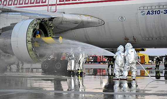 Notfallübung Flughafenfeuerwehr Flughafen Dresden 2011 Foto Michael Weimer Flughafen Dresden