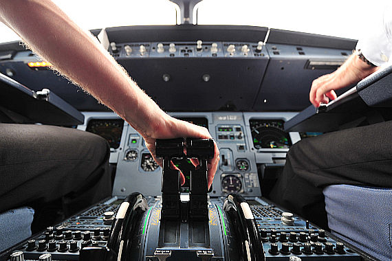 Piloten im Airbus A320 Cockpit bei der Arbeit Symbolbild Sujetbild Foto PA Austrian Wings Media Crew