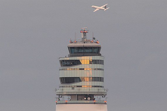 Flughafen Wien Tower Symbolbild Sujetbild Foto PA Austrian Wings Media Crew