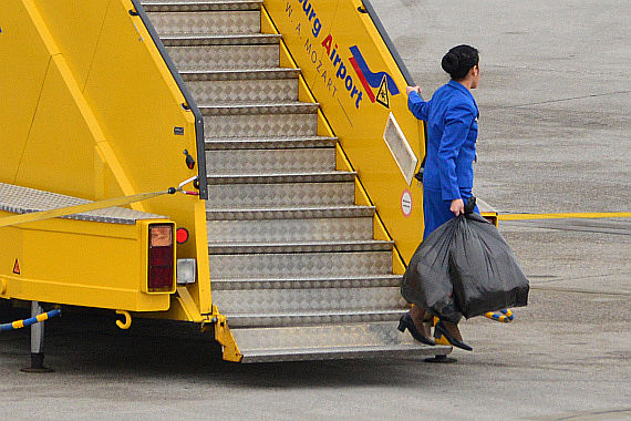 Ryanair Flugbegleiterin bringt Müll aus dem Flugzeug Foto PA Austrian Wings Media Crew