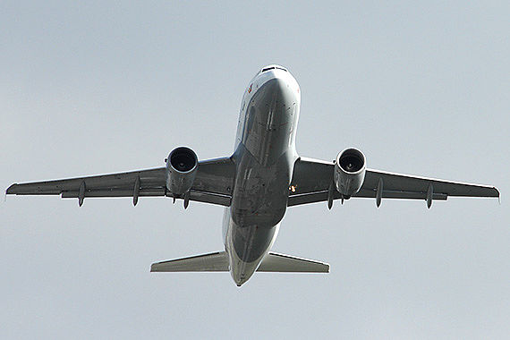Airbus A319 Verkehrsflugzeug Jet Verkehrsjet beim Start Takeoff Take Off Symbolbild Sujetbild Foto PA Austrian Wings Media Crew