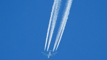 Emirates A380 Kondensstreifen Flugverkehr Verkehrsflugzeug Luftverkehr Symbolbild Sujetbild Foto PA Austrian Wings Media Crew