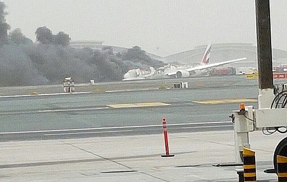 Verunglückte Emirates Boeing 777-300ER Dubai 03082016 Foto Twitter Airport Werbcams