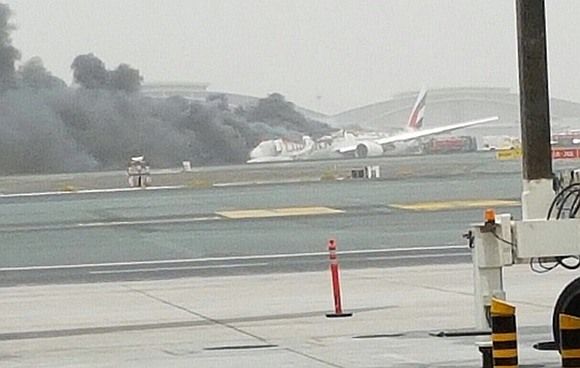 Verunglückte Emirates Boeing 777-300ER Dubai 03082016 Foto Twitter Airport Werbcams