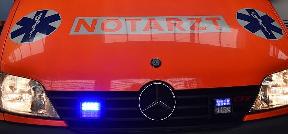NAW Notarztwagen Einsatz Blaulicht Symbolbild Sujetbild Foto Huber Austrian Wings Media Crew