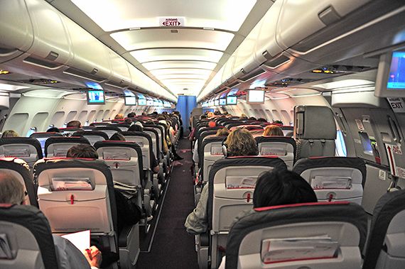 Passagiere in der Kabine eines AUA Austrian Airlines Airbus A321 Symbolbild Sujetbild Foto PA Austrian Wings Media Crew