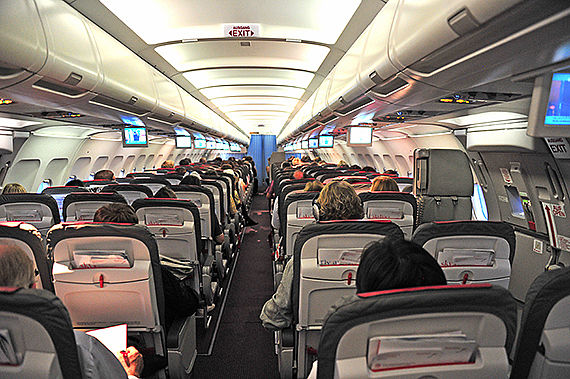 Passagiere in der Kabine eines AUA Austrian Airlines Airbus A321 Symbolbild Sujetbild Foto PA Austrian Wings Media Crew