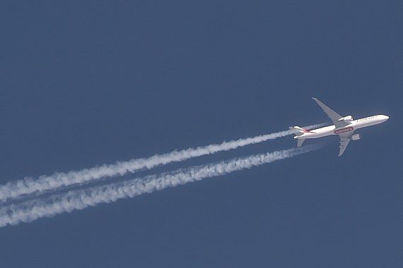 Symbolbild Sujetbild Flugverkehr Kondensstreifen Emirates Foto Huber Austrian Wings Media Crew