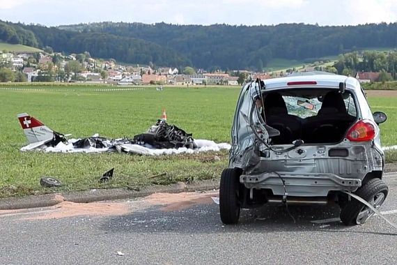 Absturz eines Kleinflugzeuges in Muhen (Aargau, Schweiz) - Foto: Screenshot Keystone