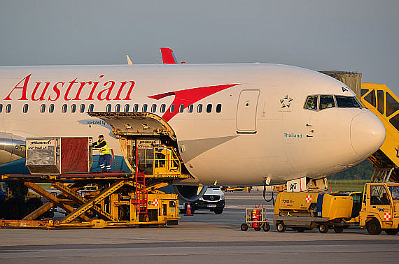 AUA Austrian Airlines Boeing 767-300ER OE-LAT Jettainer Cargo Luftfracht Symbolbild Sujetbild Foto PA Austrian Wings Media Crew