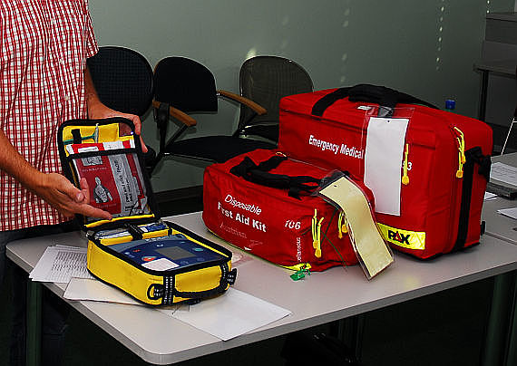 "Medical Kit" bei der AUA - Defibrillatoren (ganz links im Bild) werden nur auf der Langstrecke als nötig erachtet - Foto: Austrian Wings Media Crew