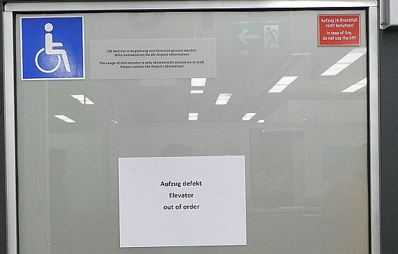 Seit Wochen ist der Behindertenaufzug im Check In 3 / Skylink unbenutzbar - Foto: ZVG
