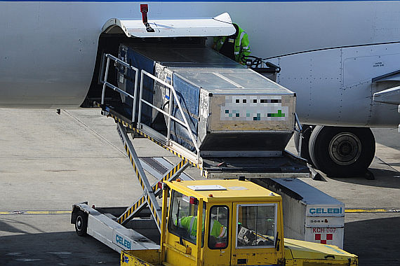 Luftfracht Cargo Aircargo wird verladen Symbolbild Sujetbild Foto PA Austrian Wings Media Crew