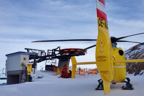 Notarzthubschrauber Christophorus 15 vor Skilift Foto Lukas Egger Christian Köck