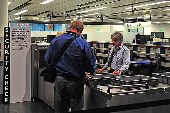SIKO Sicherheitskontrolle auf dem Flughafen Wien im Skylink Check-IN 3 Foto PA Austrian Wings Media Crew