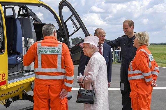 East Anglian Air Ambulance mit Queen Elizabeth II - Foto: EAAA