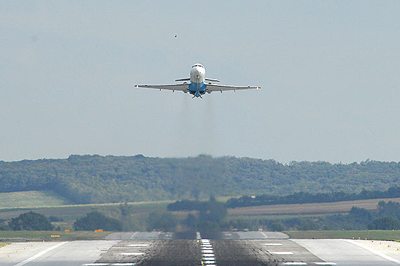 Fokker_1 Flughafen Wien Piste Landebahn Startbahn Start startendes Verkehrsflugzeug Airbus Symbolbild Sujetbild Foto PA Austrian Wings Media Crew