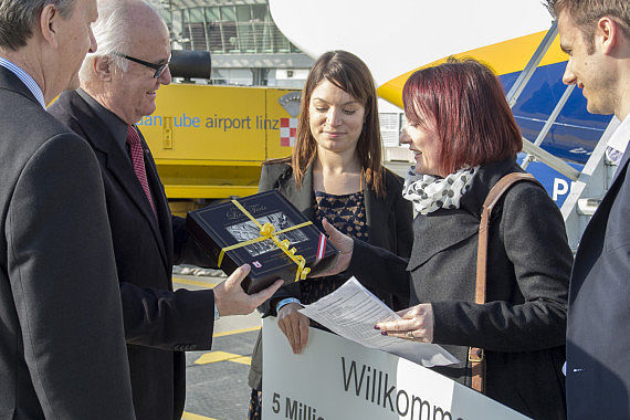 Ryanair 5 Mio. Passagier übernimmt Linzer-Torte - Foto: Austrian Wings Media Crew