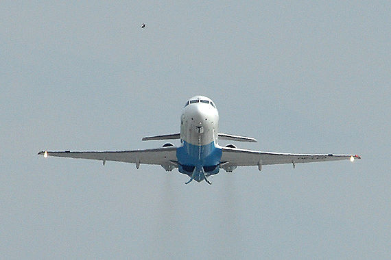 Steigflug Fokker Verkehrsflugzeug Jet Verkehrsjet beim Start Takeoff Take Off Symbolbild Sujetbild Foto PA Austrian Wings Media Crew