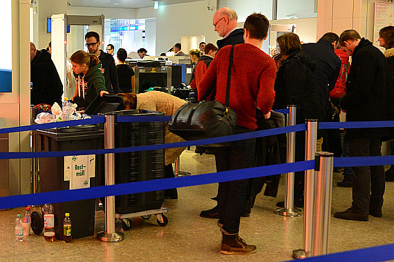 Passagiere Sicherheitskontrolle Siko Getränke Flüssigkeiten Flüssigkeitsverbot Mistkübel Flughafen Salzburg Foto PA Austrian Wings Media Crew