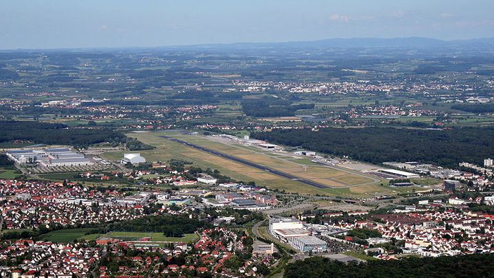 Flughafen Friedrichshafen - Foto: Sven Scharr (Wikimedia Commons)