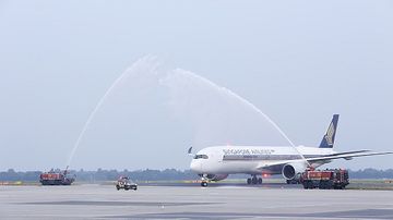 Wasserfontäne Ankunft Singapore Airlines Airbus A350 Düsseldorf 22072016 Foto DUS