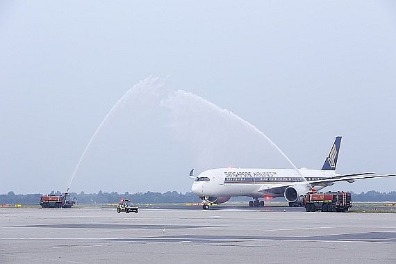 Wasserfontäne Ankunft Singapore Airlines Airbus A350 Düsseldorf 22072016 Foto DUS