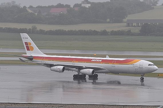 DSC_0221 EC-GUQ Iberia Airbus A340-300 @VIE 15062016 Credit Huber Austrian Wings Media Crew
